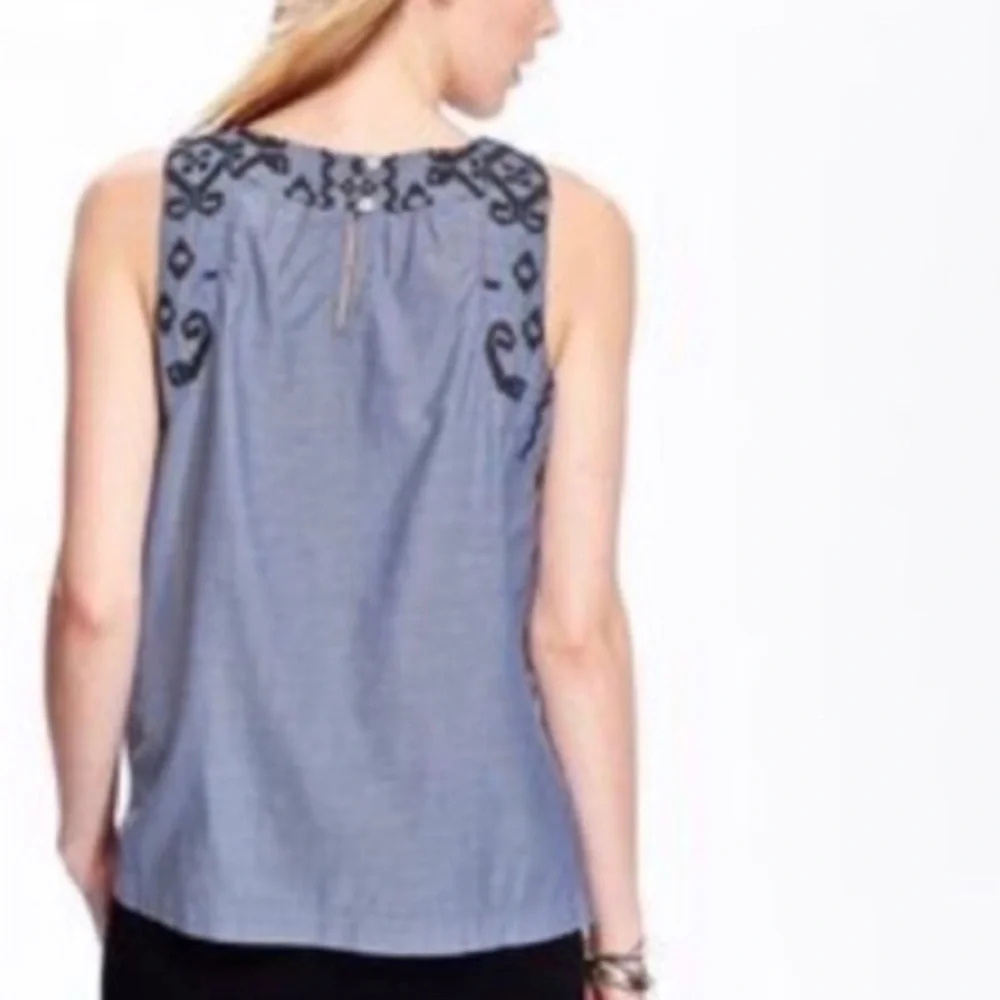 Old Navy Embroidered Blue Chambray Denim Sleeveless Casual Top Size Medium - Picture 3 of 8